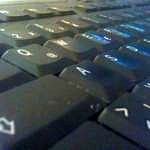 Zu sehen ist eine Nahaufnahme einer schwarzen Computertastatur.